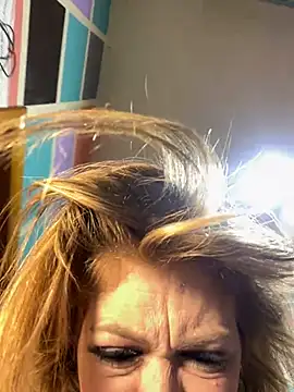 Snapshot of Blondebeauty6996 chatting on 12/10/24, 08:30 Blondebeauty6996 online show from 12/10/24, 08:30