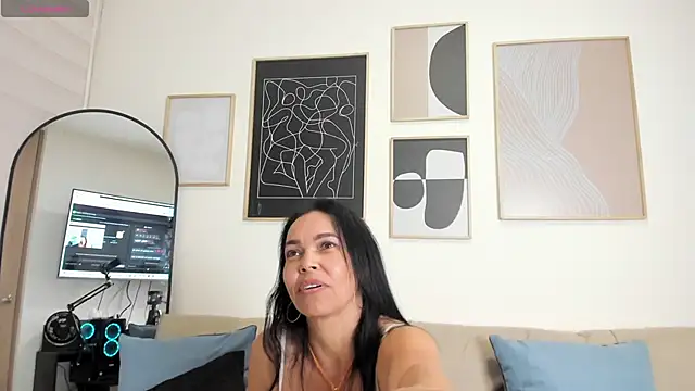 Snapshot of Evawalker_ chatting on 01/18/25, 04:04 Evawalker online show from 01/18/25, 04:04