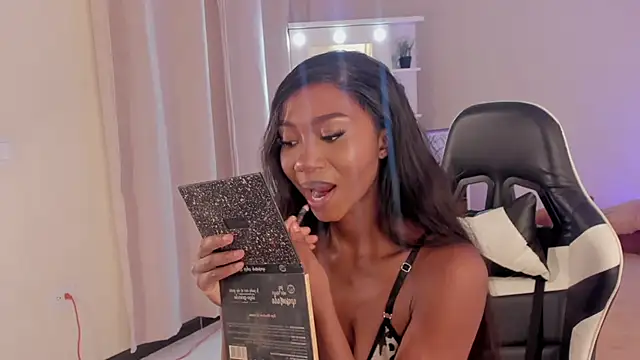 Snapshot of SavannahWildee chatting on 03/10/25, 06:34 SavannahWildee online show from 03/10/25, 06:34