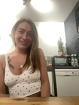 Snapshot of Pollypearson chatting on 12/31/24, 11:06 Pollypearson online show from 12/31/24, 11:06