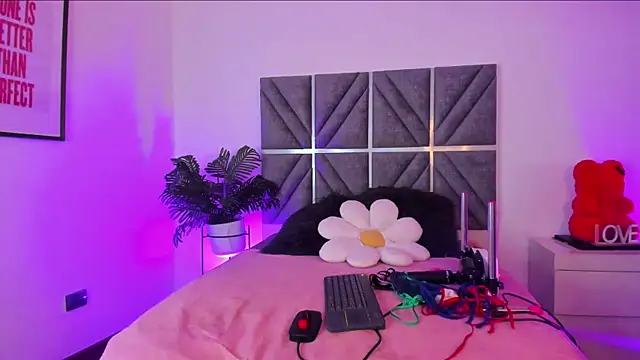 Laura Dicardy online show from 03/28/26, 07:57