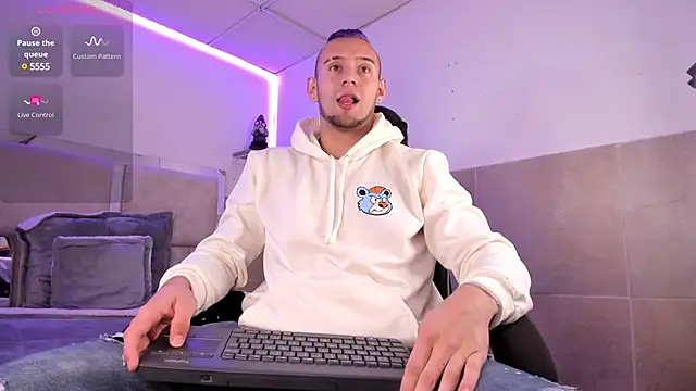 Snapshot of Damon_Bakert chatting on 01/11/25, 02:36 Damon Bakert online show from 01/11/25, 02:36