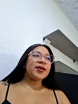 Snapshot of -VICKKY chatting on 06/12/26, 02:05 -VICKKY online show from 06/12/26, 02:05