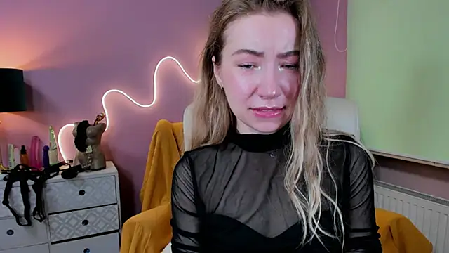 Snapshot of Mia_Tasty chatting on 09/17/25, 06:48 Mia Tasty online show from 09/17/25, 06:48