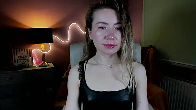 Snapshot of Mia_Tasty chatting on 12/05/25, 07:39 Mia Tasty online show from 12/05/25, 07:39