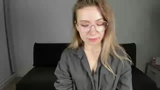 Snapshot of Mia_Tasty chatting on 12/21/25, 02:35 Mia Tasty online show from 12/21/25, 02:35