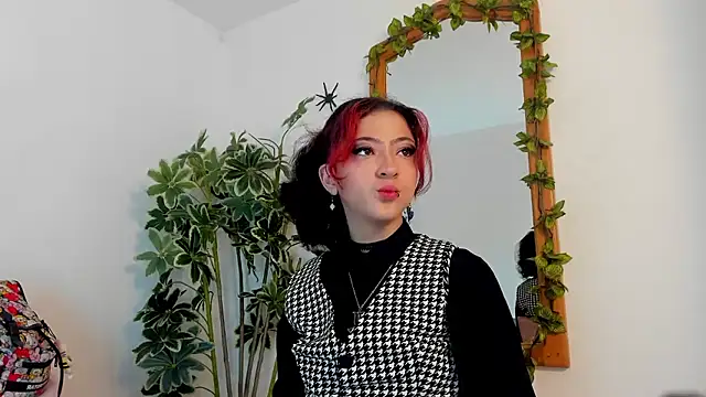 Snapshot of BonnieCute_ chatting on 11/10/25, 11:37 BonnieCute online show from 11/10/25, 11:37