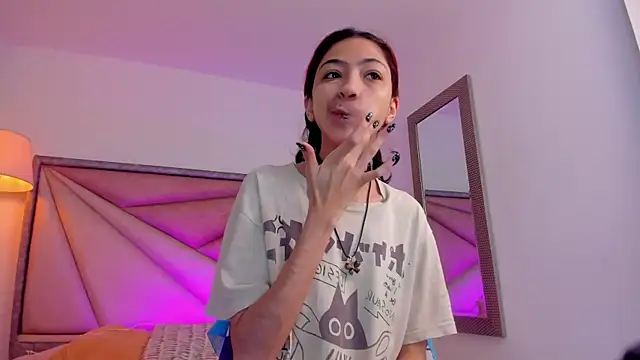 Snapshot of BonnieCute_ chatting on 11/12/25, 11:36 BonnieCute online show from 11/12/25, 11:36