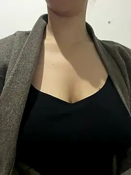 Snapshot of farah-36 chatting on 12/17/25, 09:43 farah-36 online show from 12/17/25, 09:43