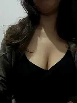 Snapshot of farah-36 chatting on 12/19/25, 09:55 farah-36 online show from 12/19/25, 09:55