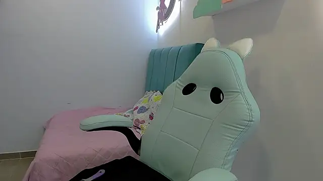 Snapshot of Evelin_shy chatting on 11/09/25, 12:09 Evelin shy online show from 11/09/25, 12:09