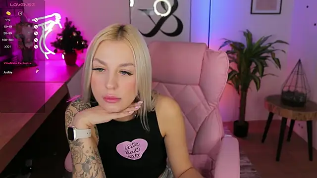 Snapshot of Crystal_Barbie chatting on 12/10/24, 11:19 Crystal Barbie online show from 12/10/24, 11:19