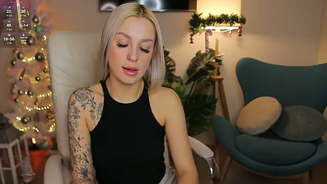 Snapshot of Crystal_Barbie chatting on 12/12/24, 11:58 Crystal Barbie online show from 12/12/24, 11:58