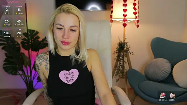 Snapshot of Crystal_Barbie chatting on 02/25/25, 01:41 Crystal Barbie online show from 02/25/25, 01:41