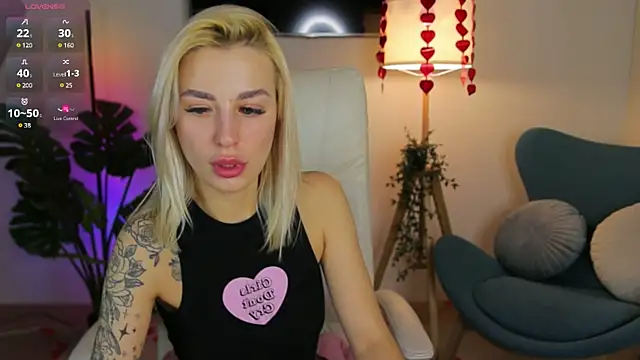 Snapshot of Crystal_Barbie chatting on 02/25/25, 07:25 Crystal Barbie online show from 02/25/25, 07:25