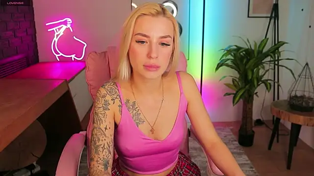 Snapshot of Crystal_Barbie chatting on 03/18/25, 04:37 Crystal Barbie online show from 03/18/25, 04:37