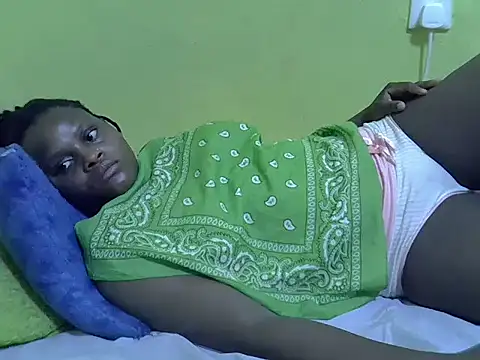 Snapshot of queendebbie chatting on 12/04/25, 10:24 queendebbie online show from 12/04/25, 10:24