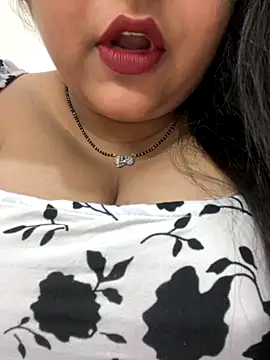 Snapshot of smile_pretty chatting on 10/16/25, 06:42 smile pretty online show from 10/16/25, 06:42