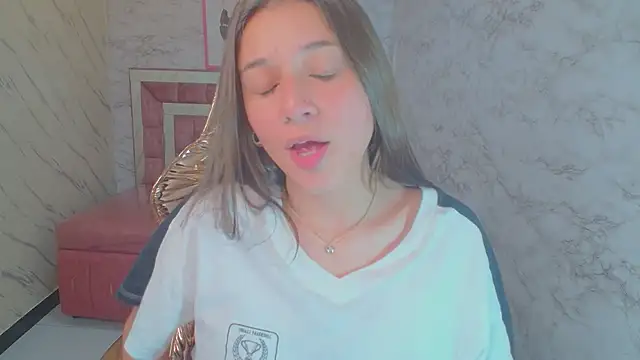 Snapshot of _Emily_v chatting on 12/04/24, 11:35 Emily v online show from 12/04/24, 11:35