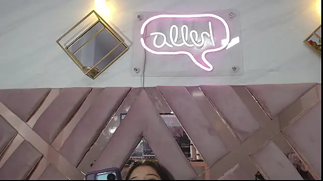 Snapshot of _Emily_v chatting on 12/30/24, 01:58 Emily v online show from 12/30/24, 01:58