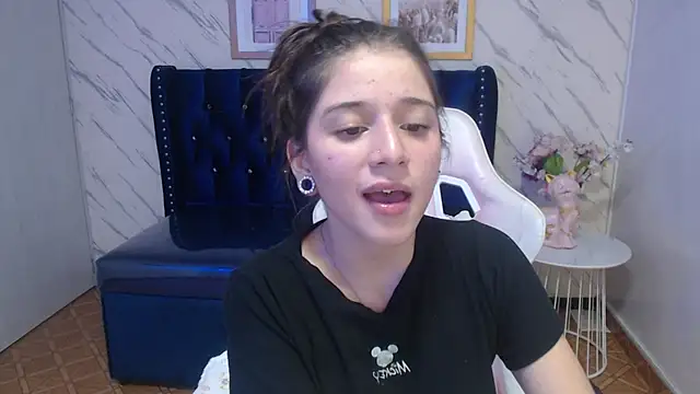 Snapshot of _Emily_v chatting on 12/31/24, 05:00 Emily v online show from 12/31/24, 05:00