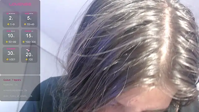 Snapshot of _Emily_v chatting on 12/31/24, 08:37 Emily v online show from 12/31/24, 08:37