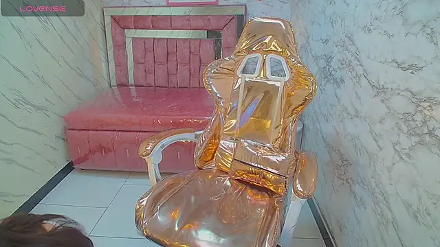 Snapshot of _Emily_v chatting on 03/08/25, 09:40 Emily v online show from 03/08/25, 09:40