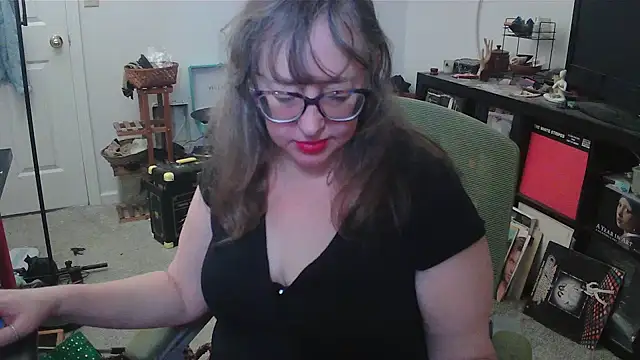 Snapshot of LilyLuscious chatting on 10/18/25, 05:35 LilyLuscious online show from 10/18/25, 05:35