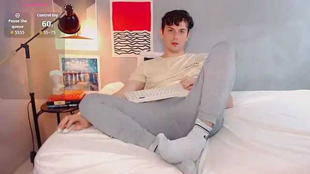 Snapshot of Elio555 chatting on 10/31/25, 01:17 Elio555 online show from 10/31/25, 01:17