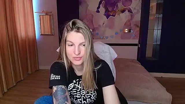 EmilyWalkeri online show from 05/25/26, 07:03