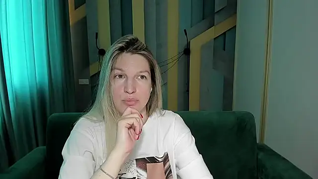 EmilyWalkeri online show from 06/05/26, 06:52