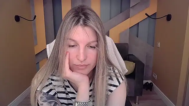 Snapshot of EmilyWalkeri chatting on 06/14/26, 07:43 EmilyWalkeri online show from 06/14/26, 07:43
