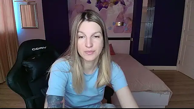 Snapshot of EmilyWalkeri chatting on 06/17/26, 06:49 EmilyWalkeri online show from 06/17/26, 06:49