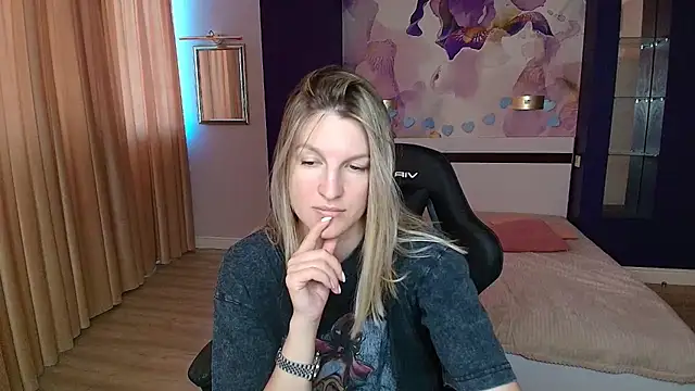Snapshot of EmilyWalkeri chatting on 07/12/26, 08:27 EmilyWalkeri online show from 07/12/26, 08:27