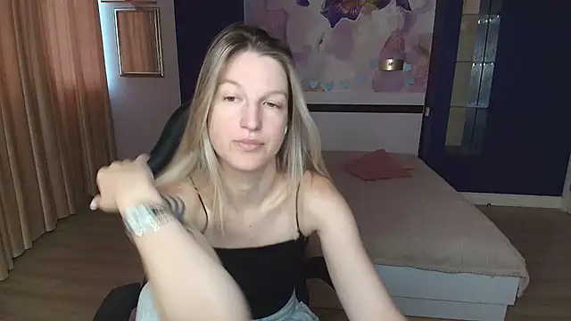 Snapshot of EmilyWalkeri chatting on 07/21/26, 06:49 EmilyWalkeri online show from 07/21/26, 06:49
