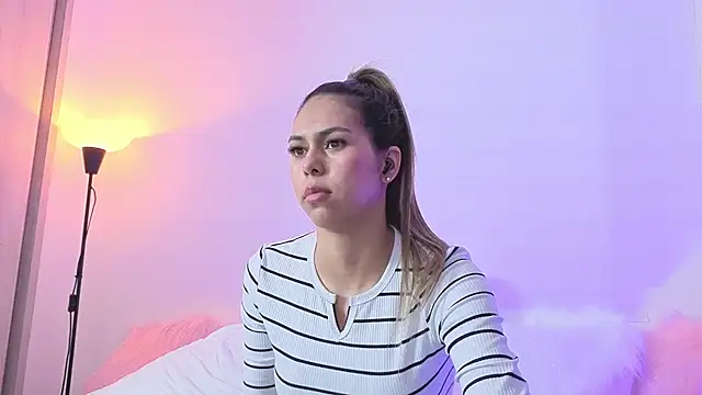 Snapshot of Cristel_Boom chatting on 12/17/25, 01:06 Cristel Boom online show from 12/17/25, 01:06