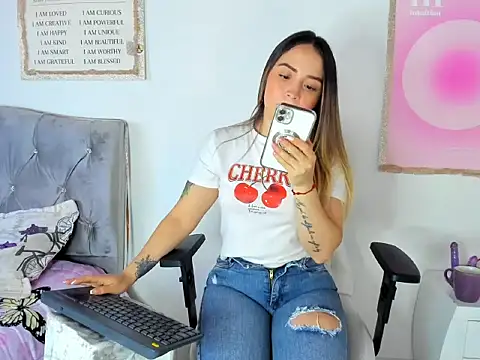 Snapshot of cindy_love2 chatting on 11/25/25, 12:38 cindy love2 online show from 11/25/25, 12:38