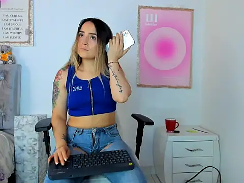 Snapshot of cindy_love2 chatting on 12/04/25, 02:04 cindy love2 online show from 12/04/25, 02:04