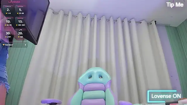 Snapshot of Emelyross_ chatting on 02/18/25, 12:48 Emelyross online show from 02/18/25, 12:48