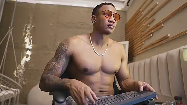 Logan Varela online show from 04/15/26, 03:52