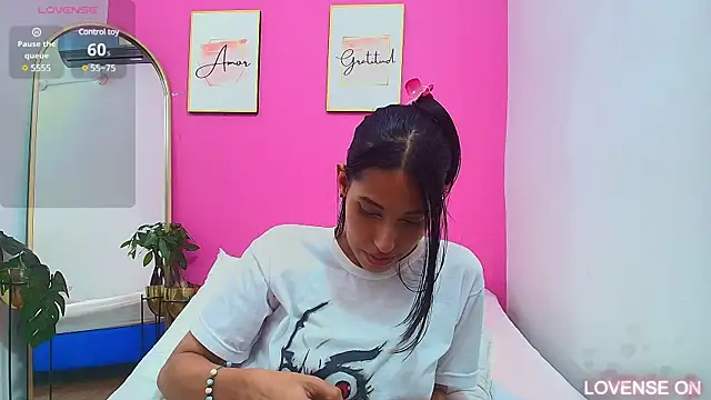 Snapshot of yourcuteneighbourr chatting on 03/11/25, 09:02 yourcuteneighbourr online show from 03/11/25, 09:02