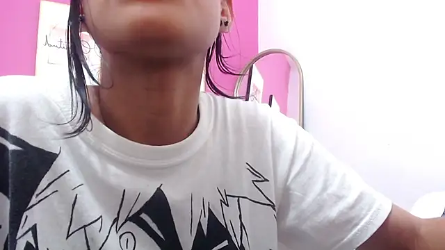 Snapshot of yourcuteneighbourr chatting on 03/19/25, 06:03 yourcuteneighbourr online show from 03/19/25, 06:03