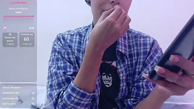 Snapshot of yourcuteneighbourr chatting on 02/04/26, 02:39 yourcuteneighbourr online show from 02/04/26, 02:39