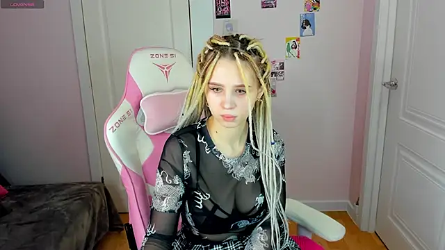 Snapshot of Valerie_Woods chatting on 12/27/24, 01:22 Valerie Woods online show from 12/27/24, 01:22