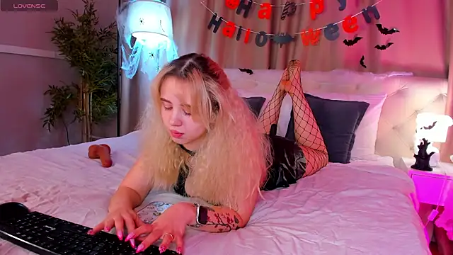 Snapshot of Valerie_Woods chatting on 11/02/25, 01:08 Valerie Woods online show from 11/02/25, 01:08