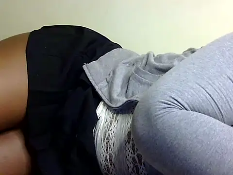 Snapshot of Sexxy_slim_honey chatting on 10/21/25, 04:02 Sexxy slim honey online show from 10/21/25, 04:02