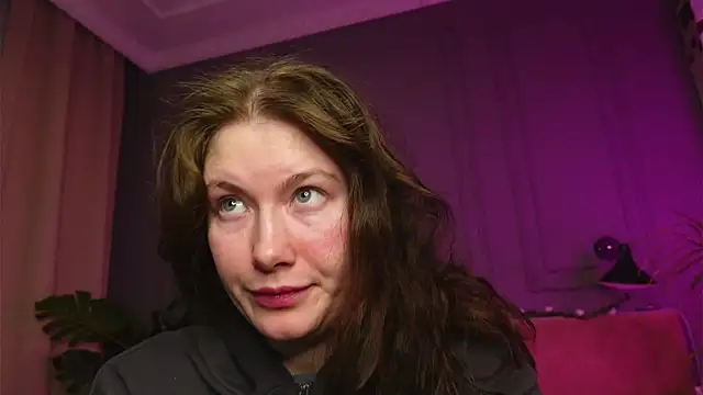 Snapshot of Liv_Fay chatting on 12/19/25, 02:13 Liv Fay online show from 12/19/25, 02:13