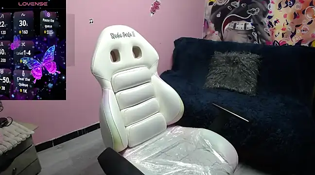 Snapshot of sailor_moon07 chatting on 03/06/25, 03:35 sailor moon07 online show from 03/06/25, 03:35