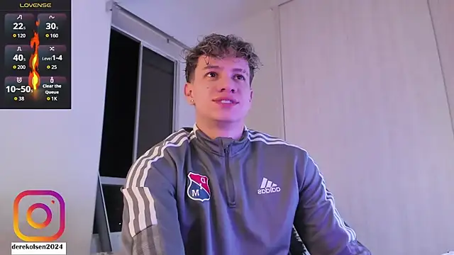 Snapshot of DerekOlsen chatting on 10/23/25, 02:44 DerekOlsen online show from 10/23/25, 02:44