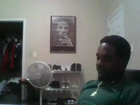 Snapshot of Hugedick0071 chatting on 12/25/24, 08:29 Hugedick0071 online show from 12/25/24, 08:29